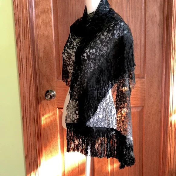 NEW LISTING! Vintage Lace Wrap w/Fringe - Picture 6 of 8